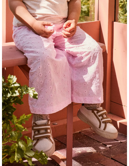 PANTALON ROSA FLOR BORDADA 