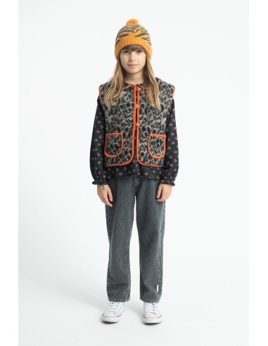 BLUSA NEGRA CON FLORES CON CUELLO 