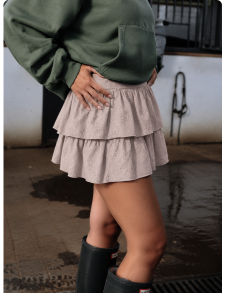 FALDA/SHORT FLOR BORDADA CON VOLANTE